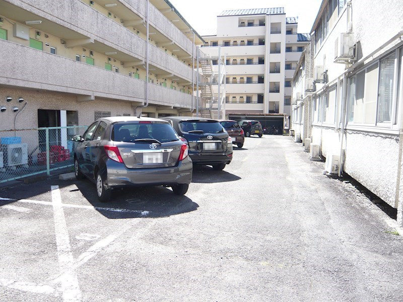 大学前マンション 駐車場