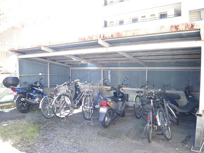 大学前マンション 駐輪場