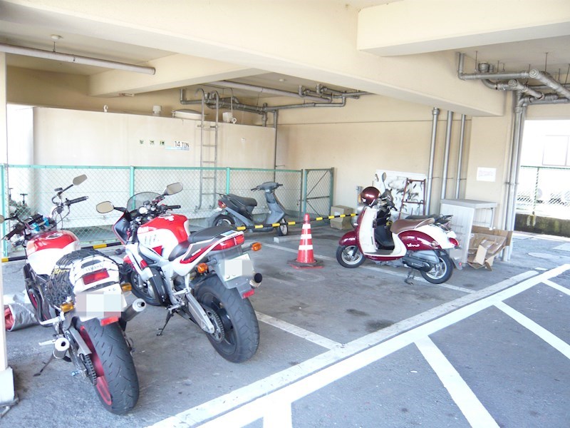 学園ハイツ バイク置場
