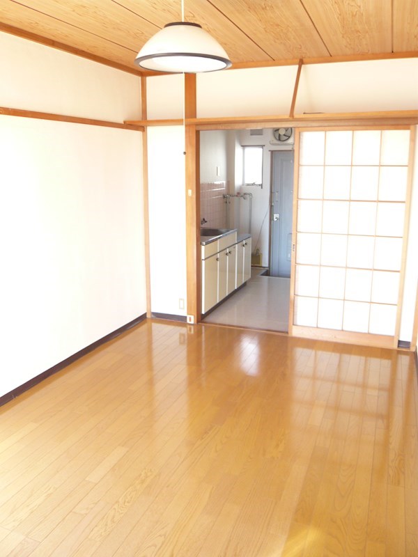 朝霧コーポ 窓側からみた居室