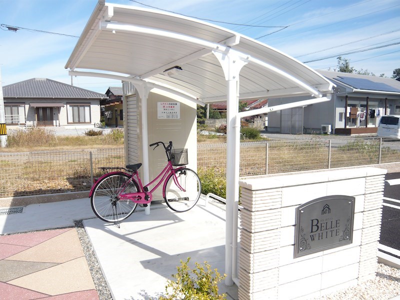 BELLE WHITE 駐輪場