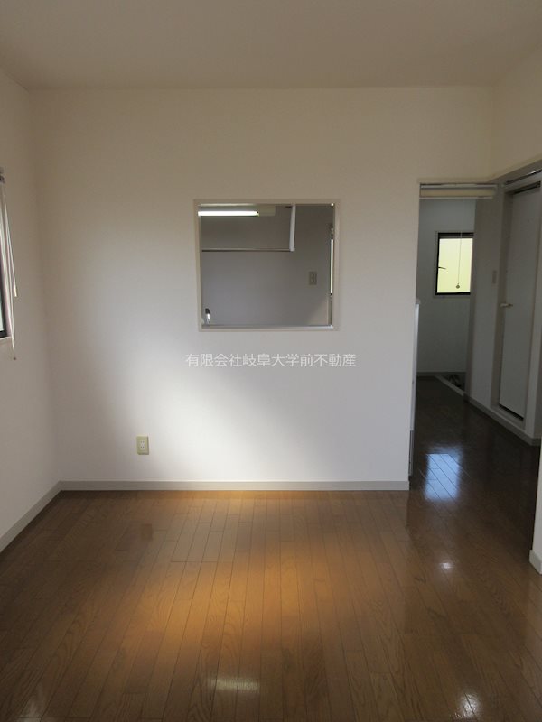 タグチビル 窓側からみた居室※写真は303