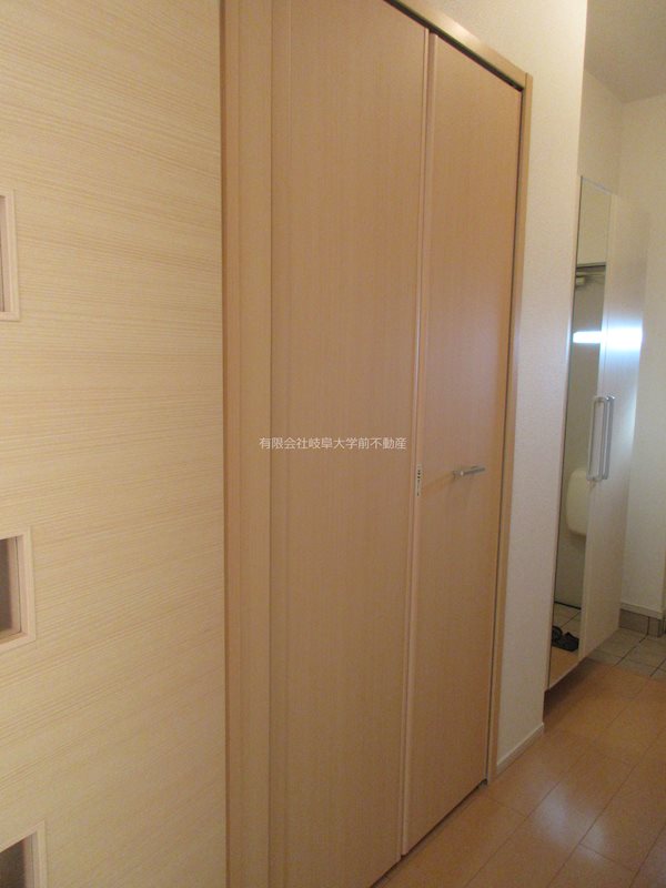 メゾンアンジュ 廊下収納※写真はA101