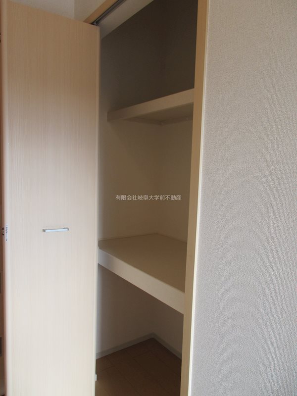 メゾンアンジュ 廊下収納※写真はA101