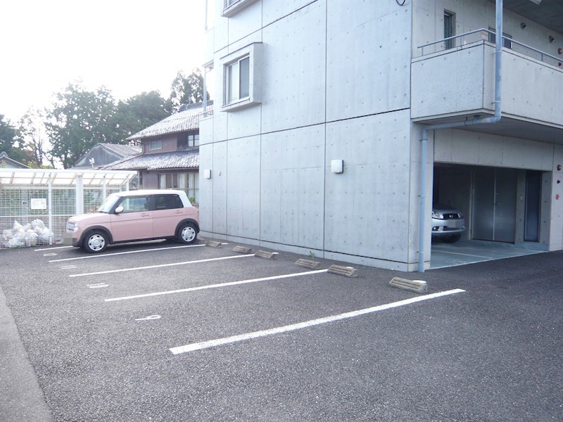 アルフォレスト折立 駐車場
