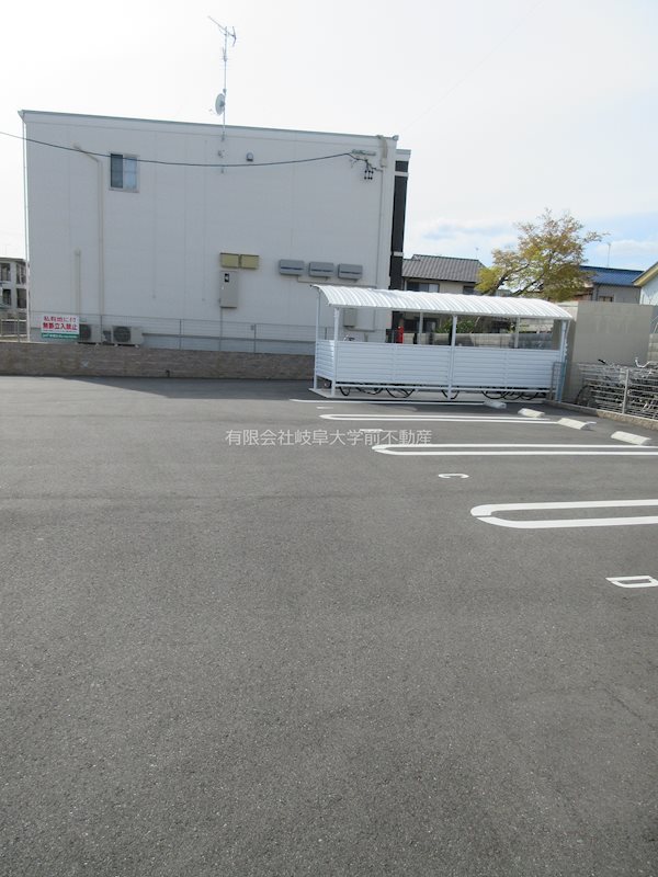 エクスクルーシブ 駐車場
