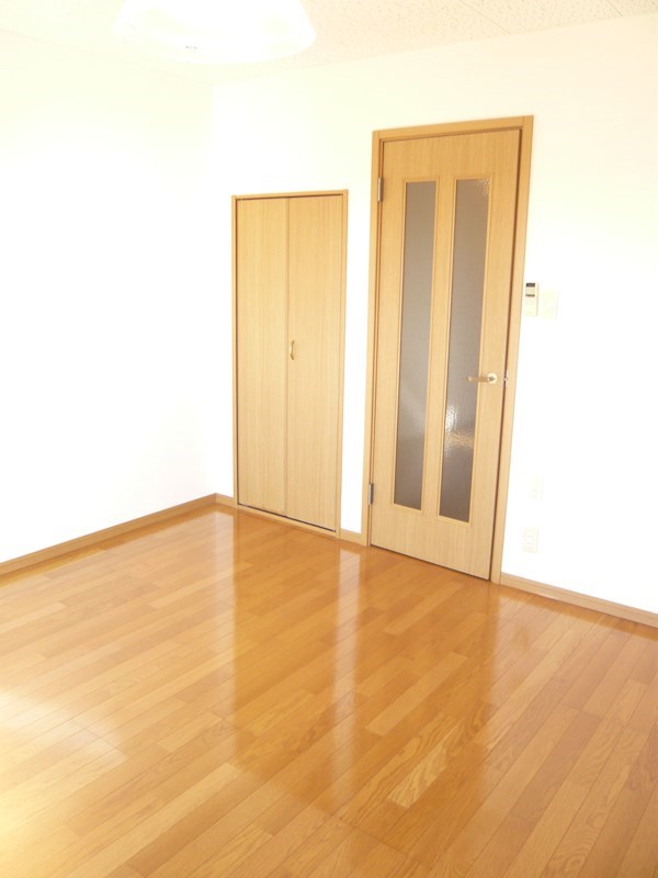 YKカレッジマンション 窓側からみた居室