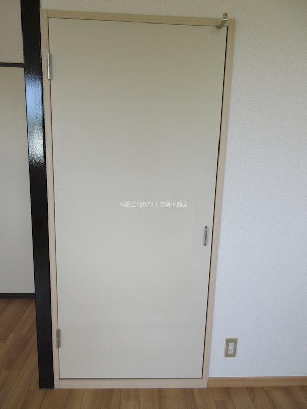 アークビラK 押入
