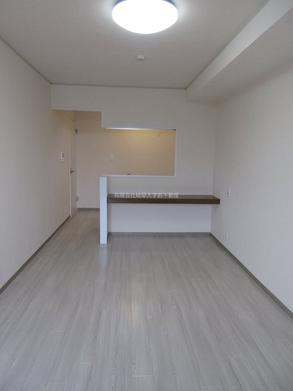エスパレオK 窓側から見たリビング※写真は202