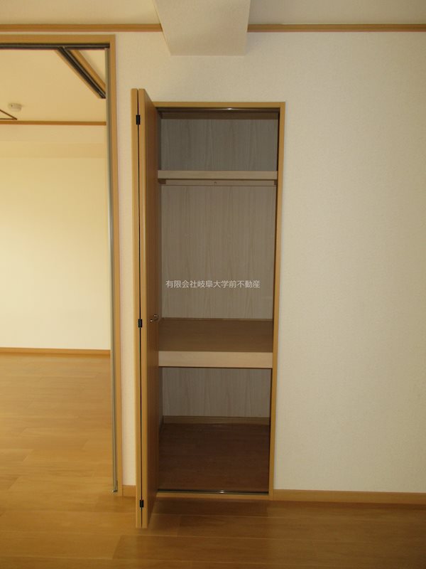 プラウ正木 リビング収納※写真は103