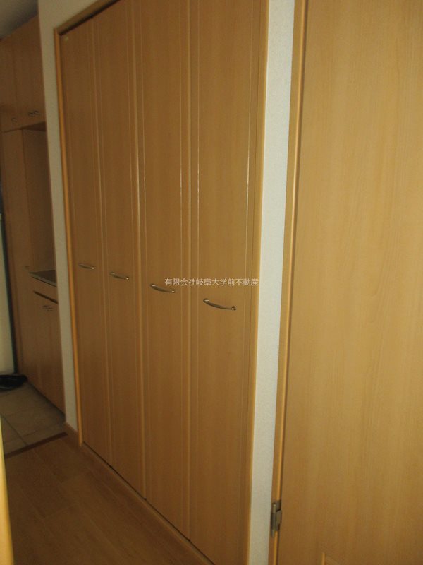 プラウ正木 玄関廊下収納※写真は103