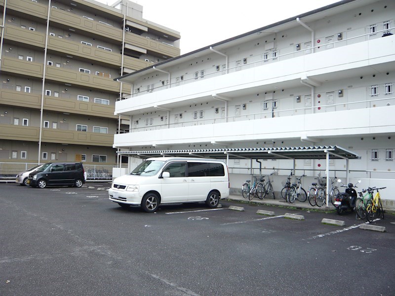リズ　スクエア　南北棟 駐車場