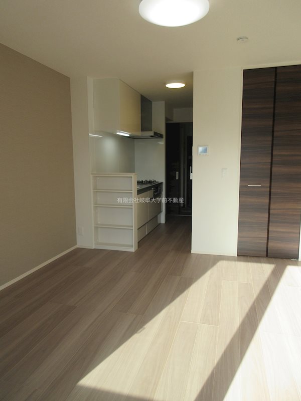 D-room South・North　D-room　North 窓側から見た居室※写真は102