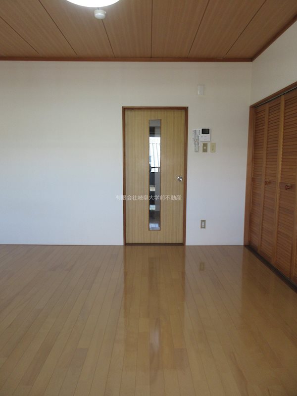 第1フラット久世 窓側からみた居室※写真は302
