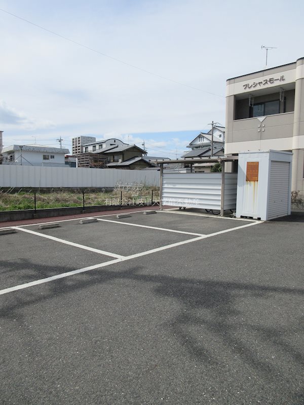 プレシャスモール 駐車場