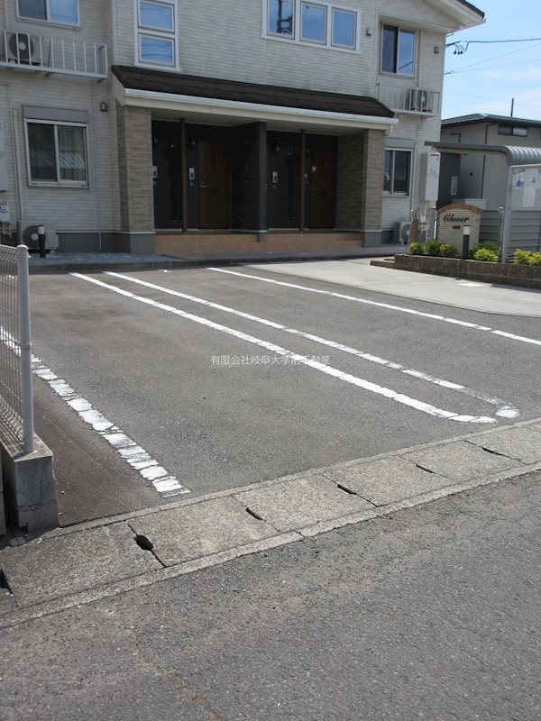 クローバー 駐車場